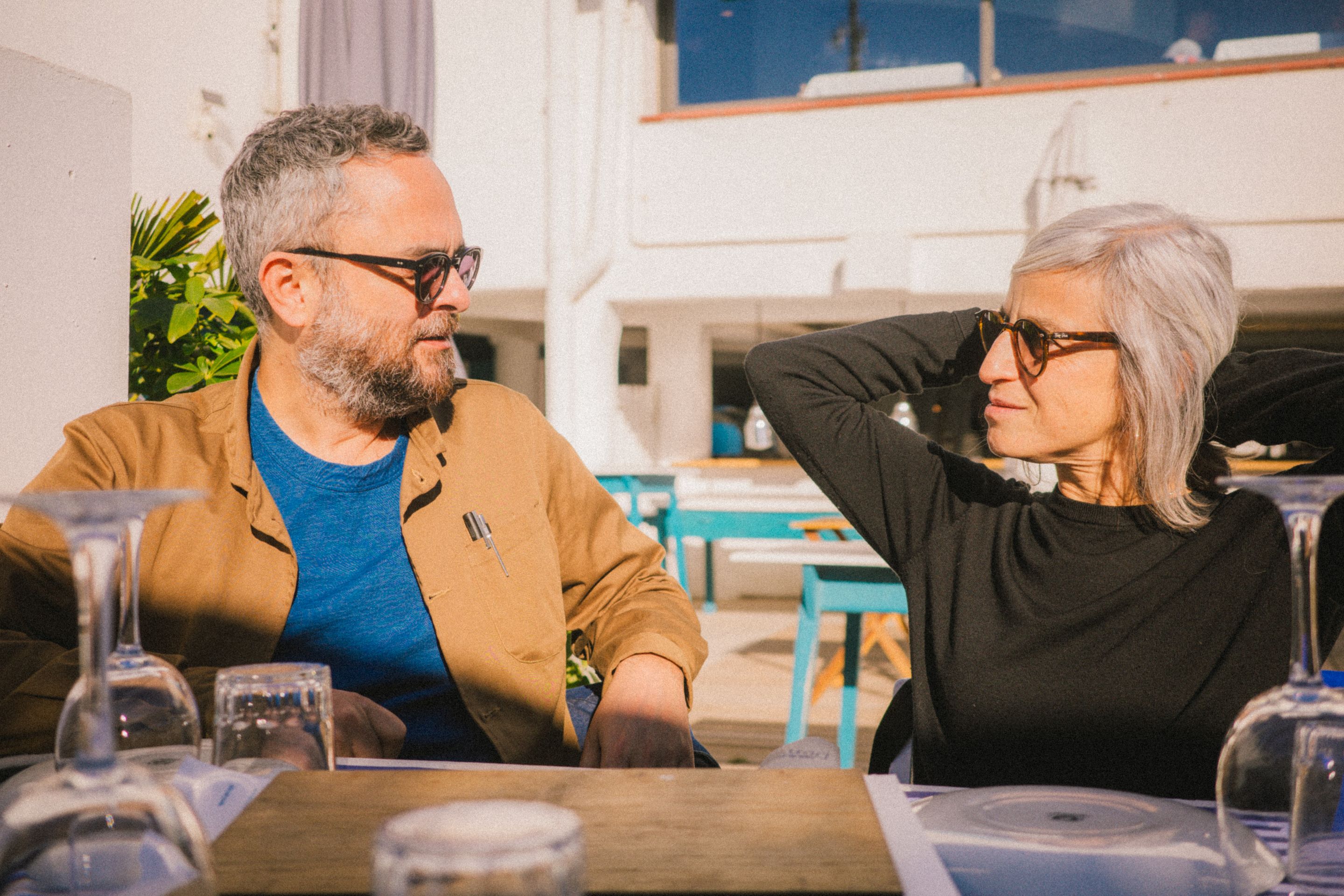 Retrato de Orlando y Laura sentados a la mesa del restaurante mirándose el uno al otro.