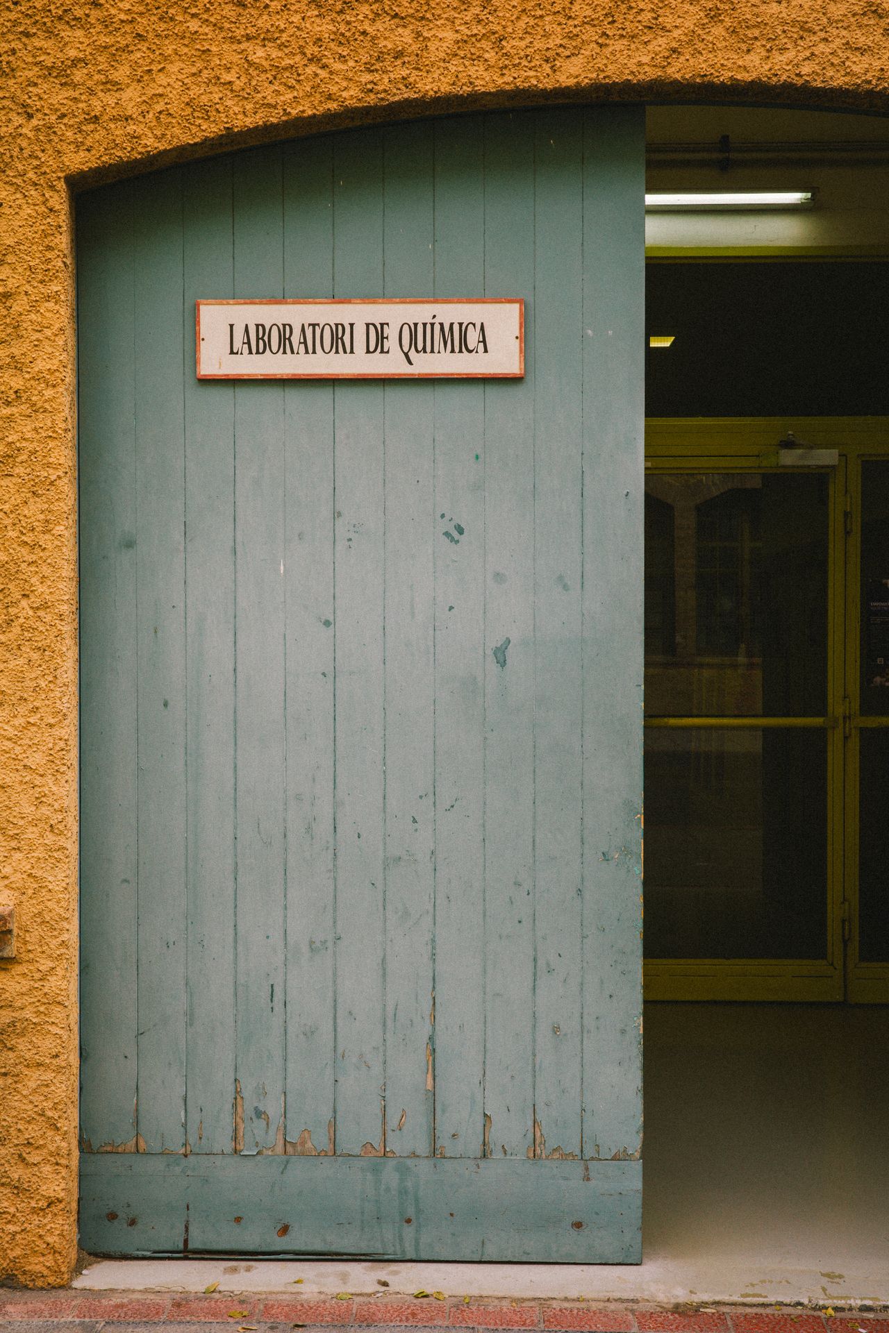 Seis paredes y dos puertas