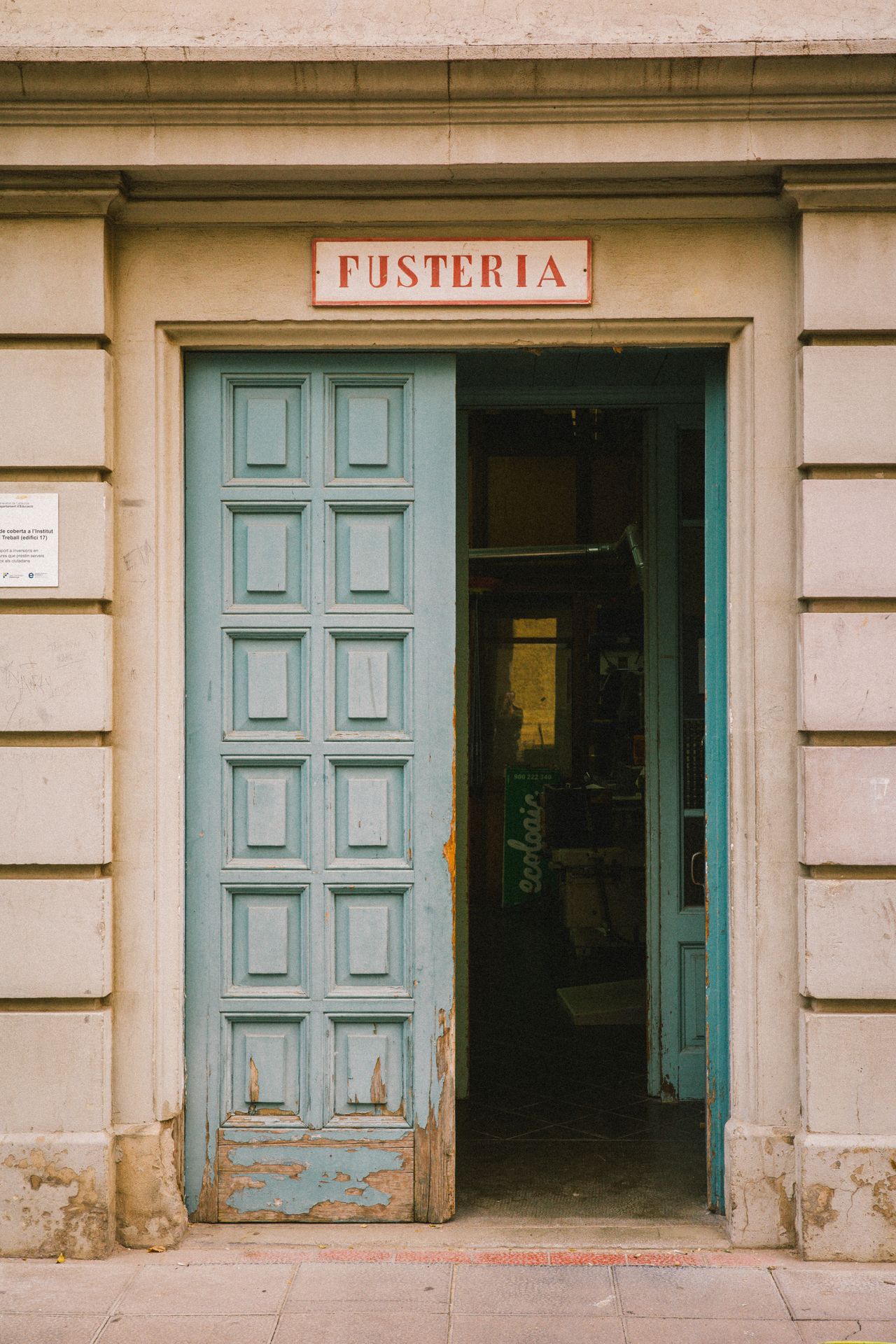 Seis paredes y dos puertas