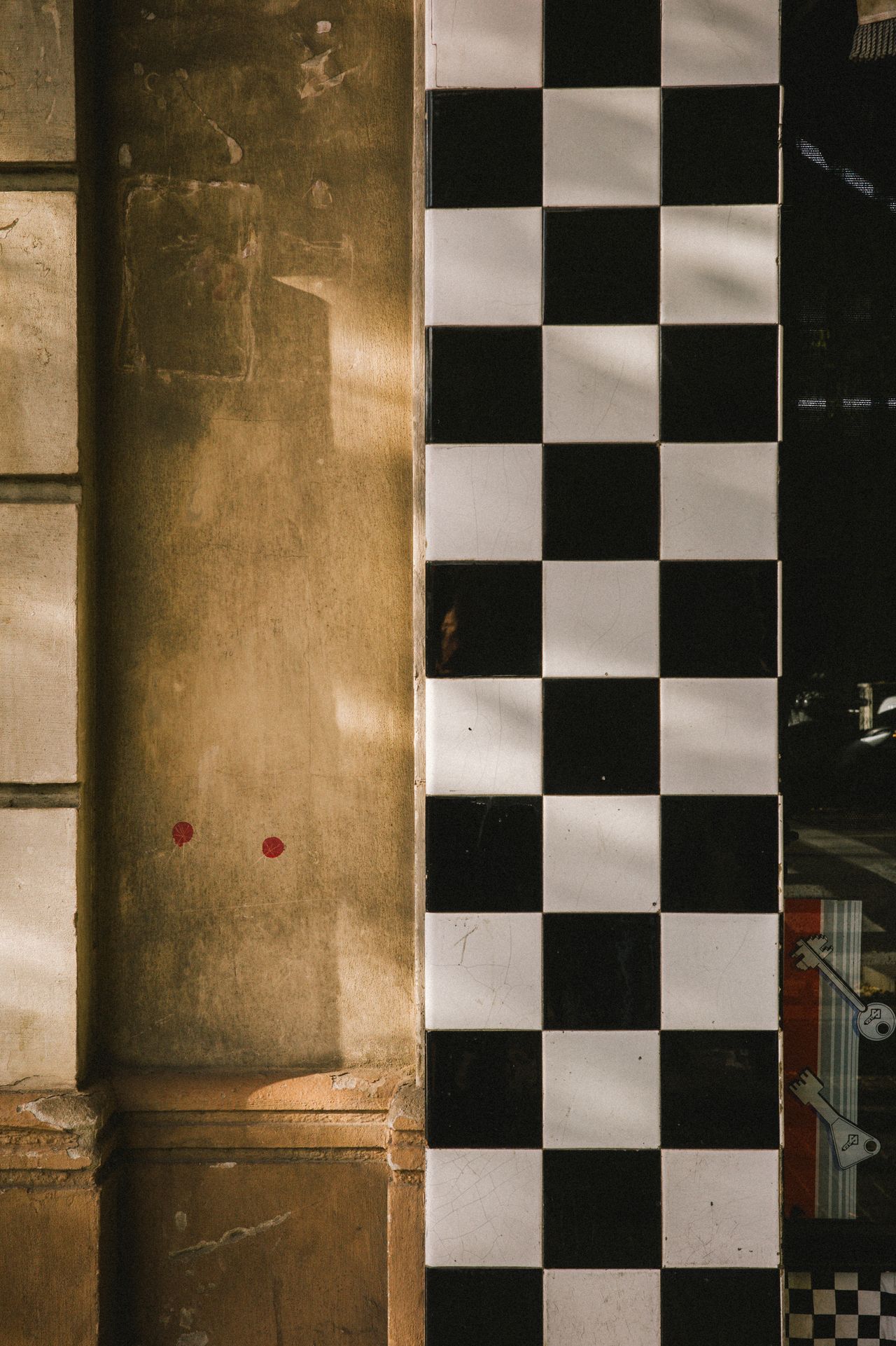 Seis paredes y dos puertas