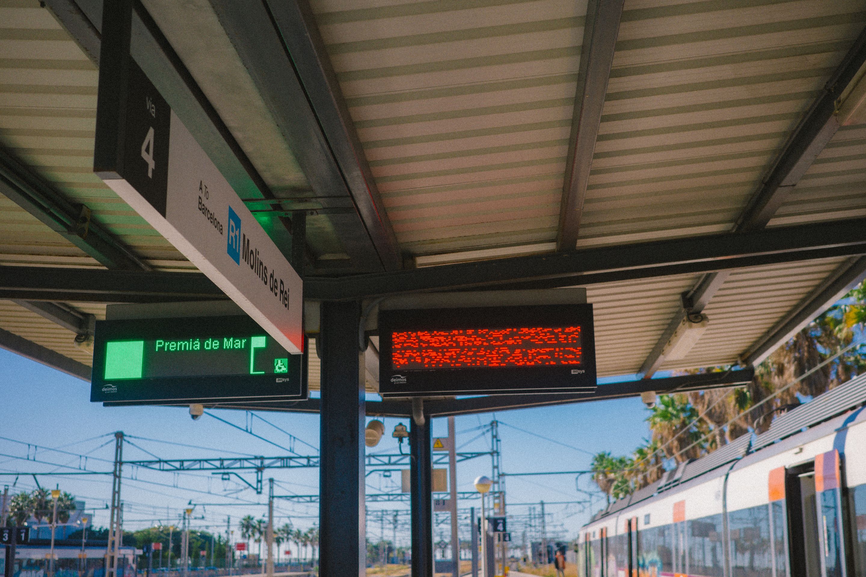 Foto de un panel de información averiado.