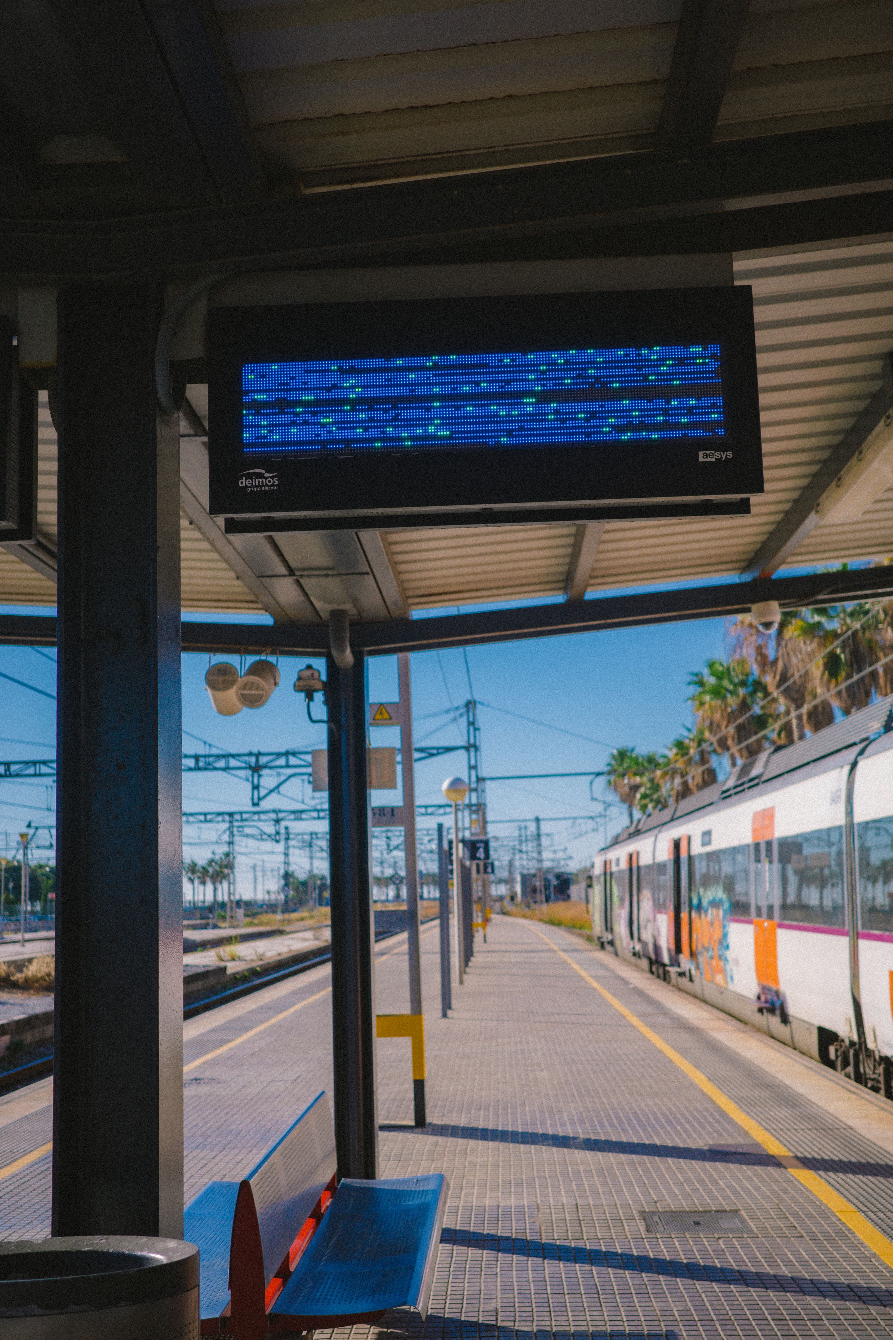 Foto de un panel de información averiado.
