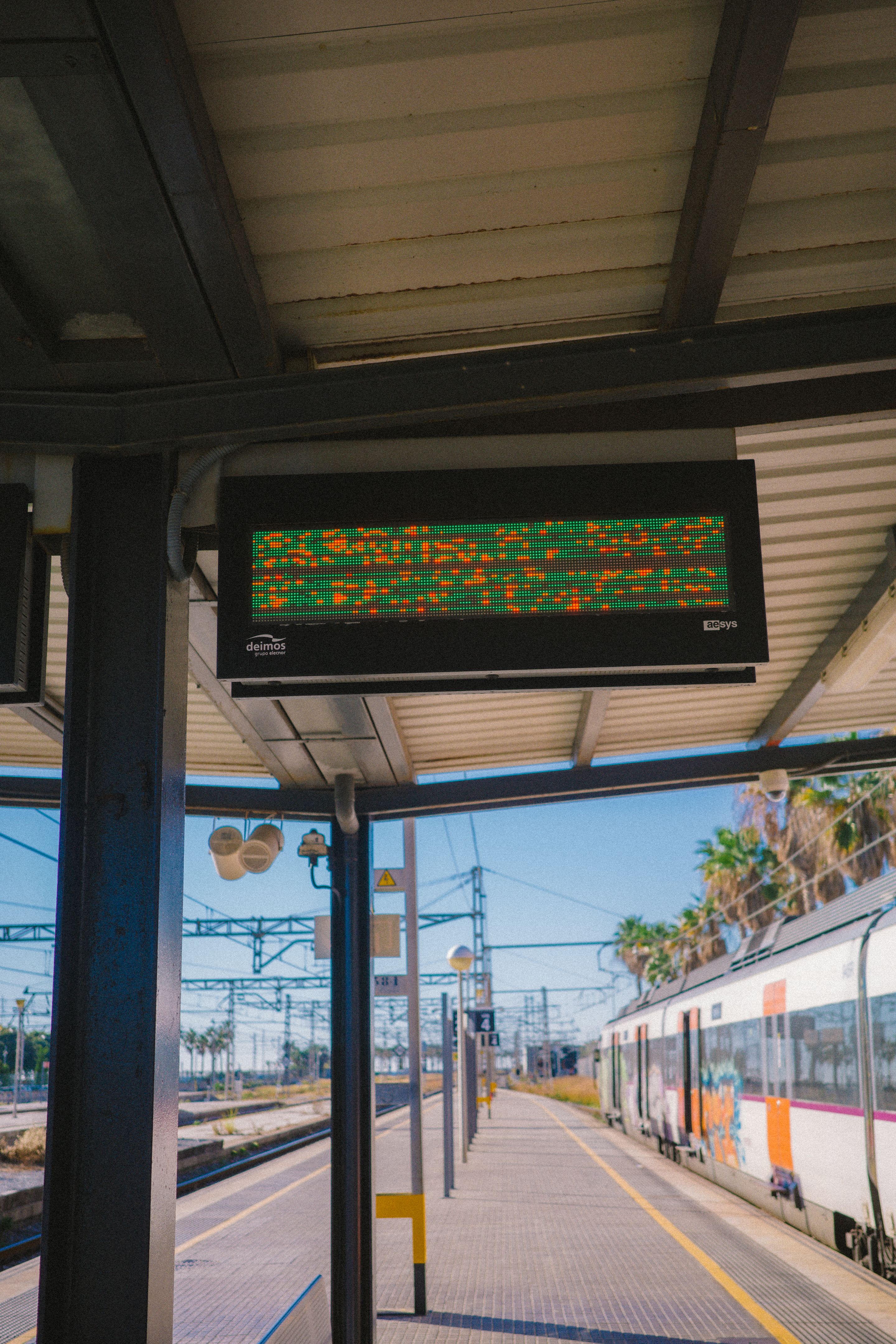 Foto de un panel de información averiado.
